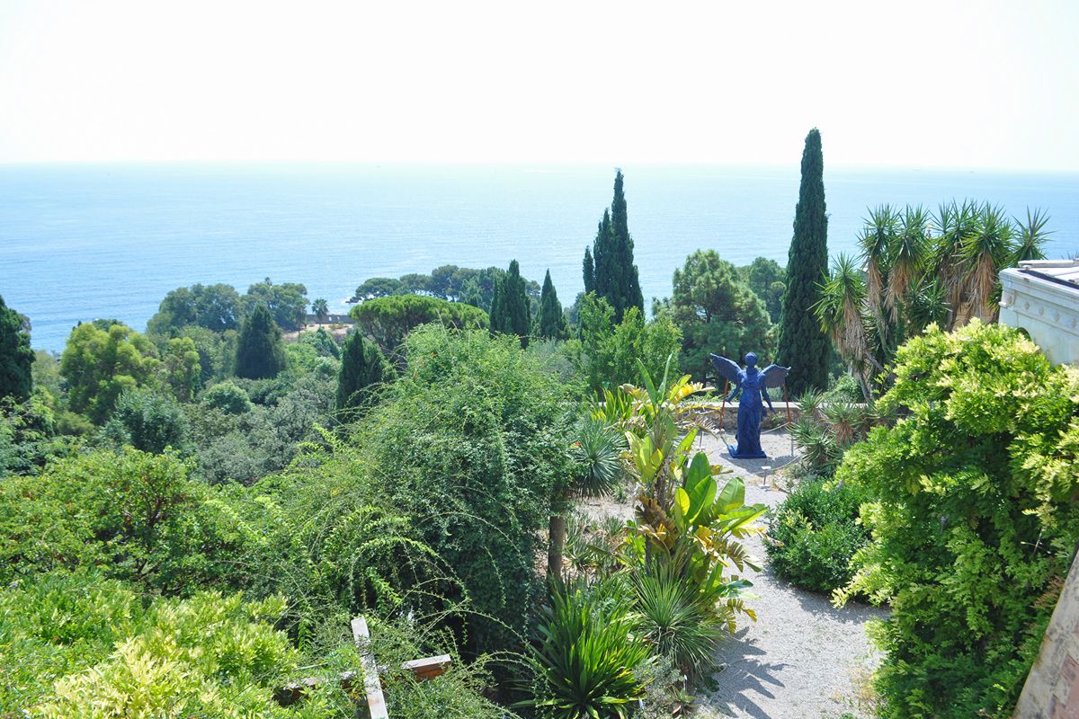 A pochi chilometri dal confine francese, questo splendido giardino della Liguria ospita migliaia di specie esotiche e tropicali