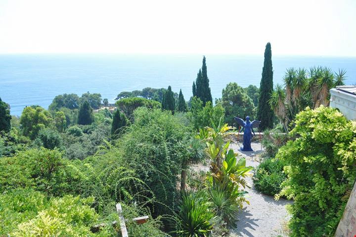 A pochi chilometri dal confine francese, questo splendido giardino della Liguria ospita migliaia di specie esotiche e tropicali