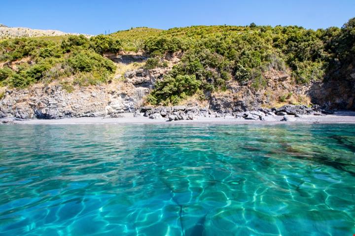 30 chilometri di costa e 8 spiagge da sogno: la Rio de Janeiro italiana incanta col suo mare d'autore