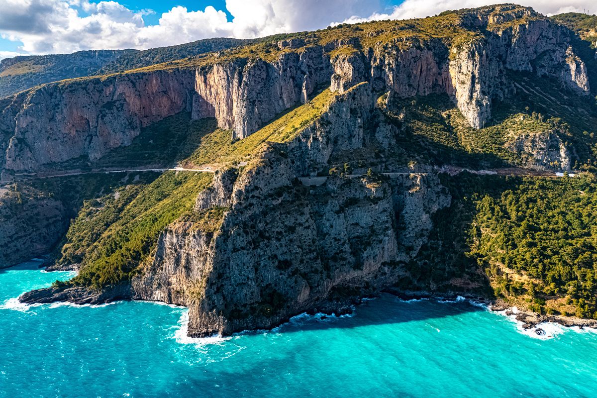 30 chilometri di costa e 8 spiagge da sogno: la Rio de Janeiro italiana incanta col suo mare d'autore