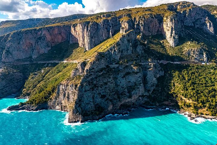 30 chilometri di costa e 8 spiagge da sogno: la Rio de Janeiro italiana incanta col suo mare d'autore
