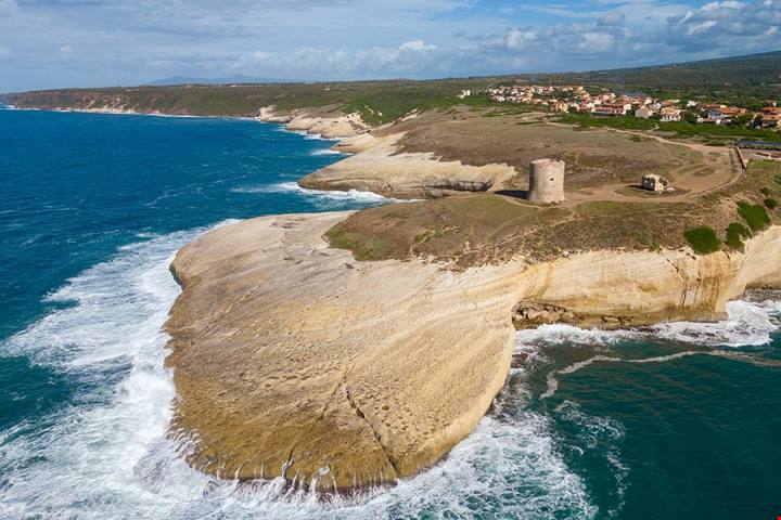 Dover? No, Sardegna! Questa spiaggia segreta sull'isola imita alla perfezione le scogliere dell'Inghilterra