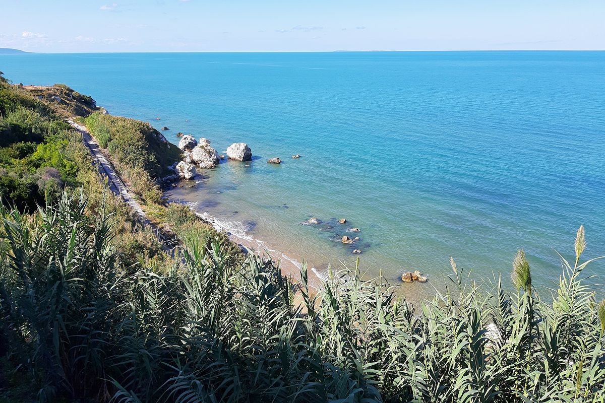 Il borgo degli agrumi a picco sul mare dove l'estate profuma di arance e limoni nel cuore del Gargano