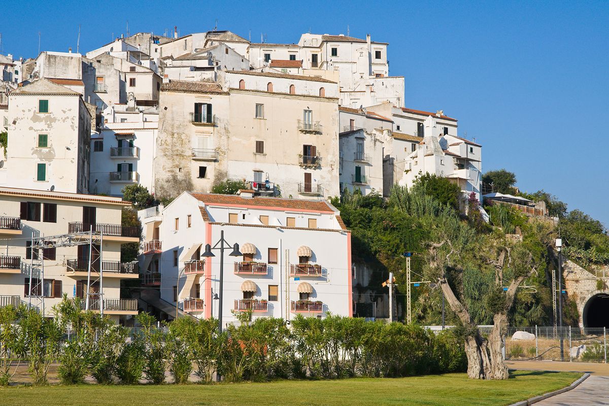 Il borgo degli agrumi a picco sul mare dove l'estate profuma di arance e limoni nel cuore del Gargano