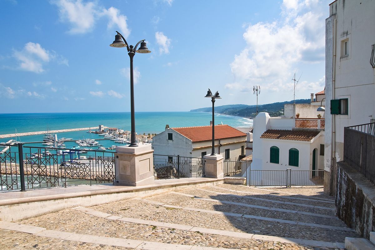 Il borgo degli agrumi a picco sul mare dove l'estate profuma di arance e limoni nel cuore del Gargano