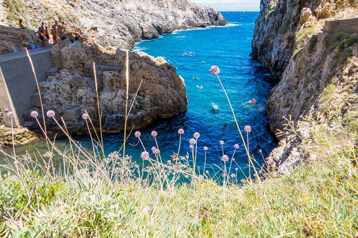 Il fiordo più bello d'Italia si trova nel Salento: un'insenatura spettacolare tra alte pareti rocciose a picco sul mare