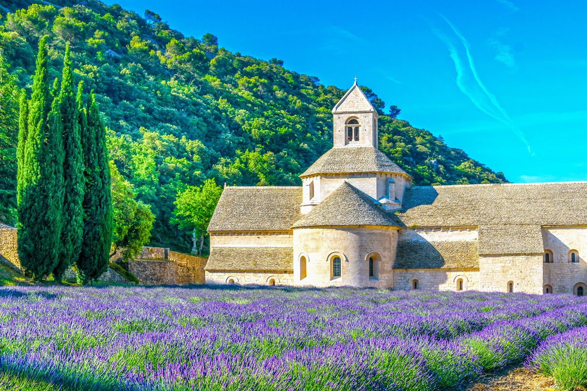 Ha fatto innamorare persino Russel Crowe: questo splendido paese tutto di roccia è uno dei borghi più belli della Provenza