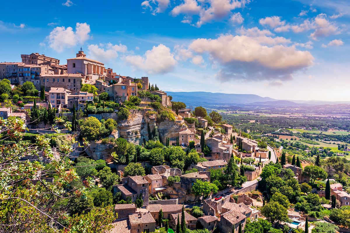Ha fatto innamorare persino Russel Crowe: questo splendido paese tutto di roccia è uno dei borghi più belli della Provenza
