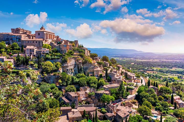 Ha fatto innamorare persino Russel Crowe: questo splendido paese tutto di roccia è uno dei borghi più belli della Provenza