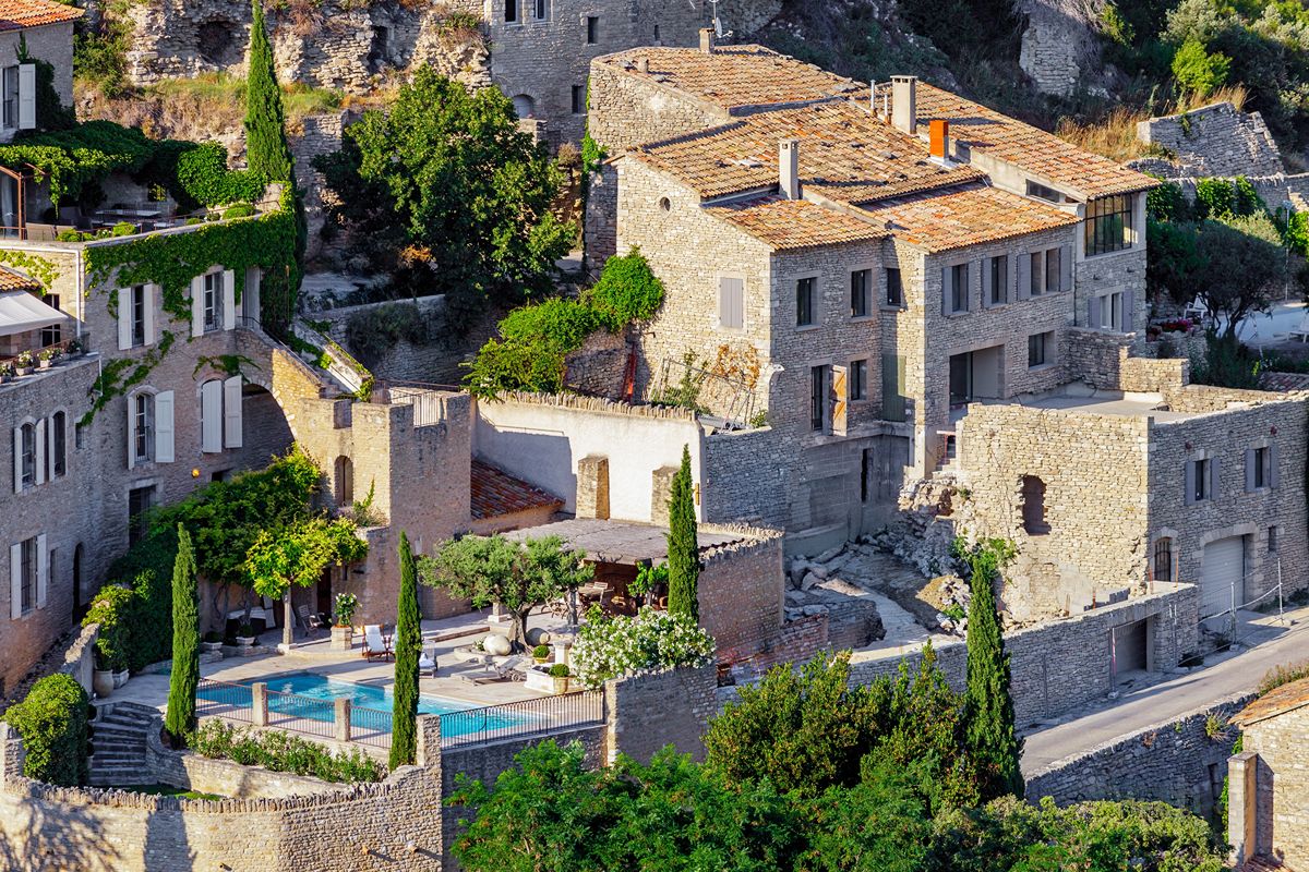 Ha fatto innamorare persino Russel Crowe: questo splendido paese tutto di roccia è uno dei borghi più belli della Provenza