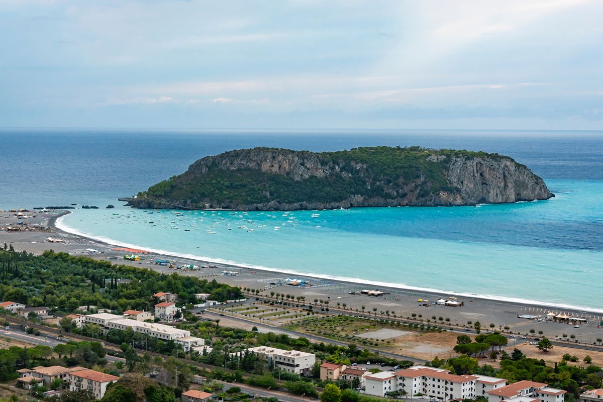 Dal 2022 è tornata accessibile a tutti, ma per 40 anni fu l'isola privata (davanti alla costa) del più celebre imprenditore italiano
