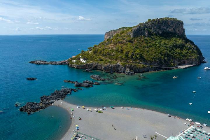 Dal 2022 è tornata accessibile a tutti, ma per 40 anni fu l'isola privata (davanti alla costa) del più celebre imprenditore italiano