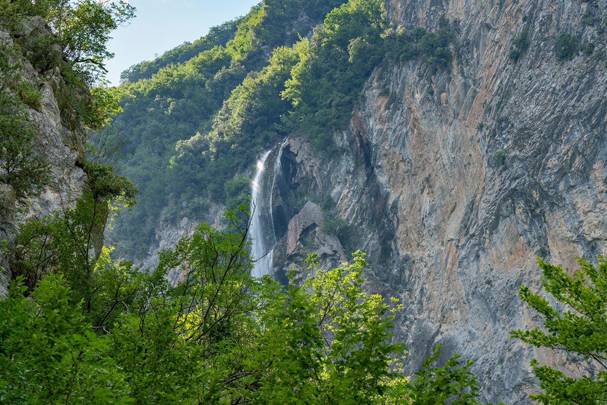 100 metri di altezza e un rumore inconfondibile: lo sapevi che in Abruzzo c'è una cascata che... scoppia?