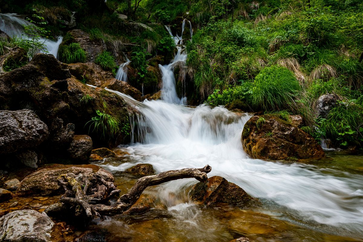 100 metri di altezza e un rumore inconfondibile: lo sapevi che in Abruzzo c'è una cascata che... scoppia?