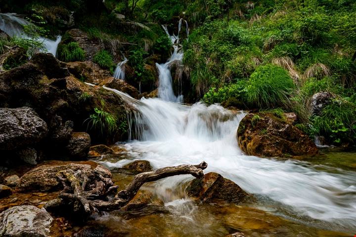 100 metri di altezza e un rumore inconfondibile: lo sapevi che in Abruzzo c'è una cascata che... scoppia?
