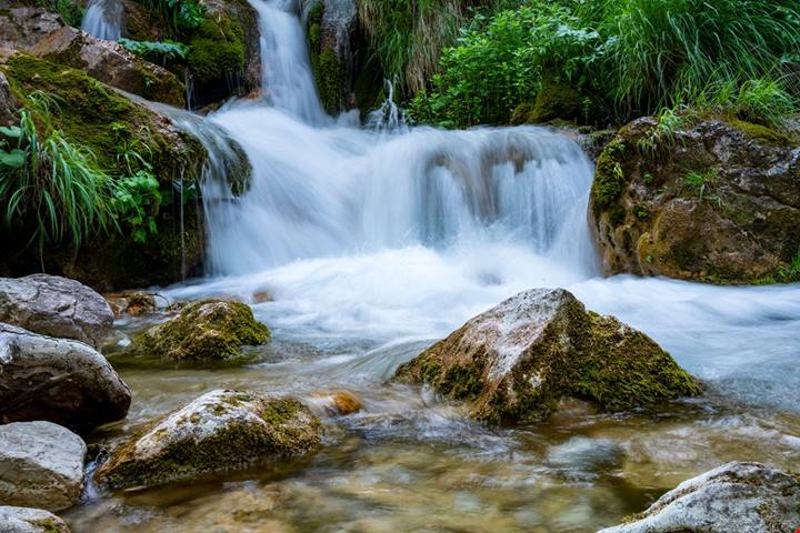 100 metri di altezza e un rumore inconfondibile: lo sapevi che in Abruzzo c'è una cascata che... scoppia?