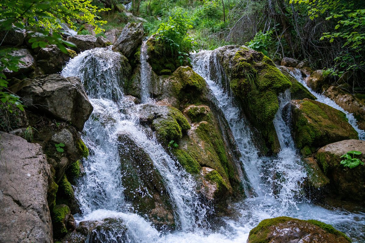 100 metri di altezza e un rumore inconfondibile: lo sapevi che in Abruzzo c'è una cascata che... scoppia?