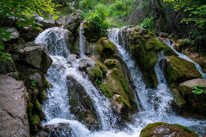 100 metri di altezza e un rumore inconfondibile: lo sapevi che in Abruzzo c'è una cascata che... scoppia?