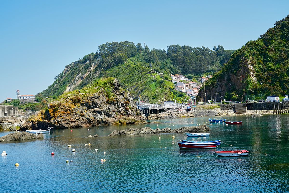 Anche la Spagna ha le sue Cinque Terre: questo borgo sul mare è la copia ideale di Manarola