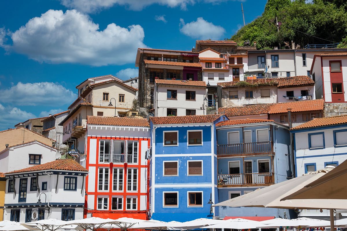 Anche la Spagna ha le sue Cinque Terre: questo borgo sul mare è la copia ideale di Manarola