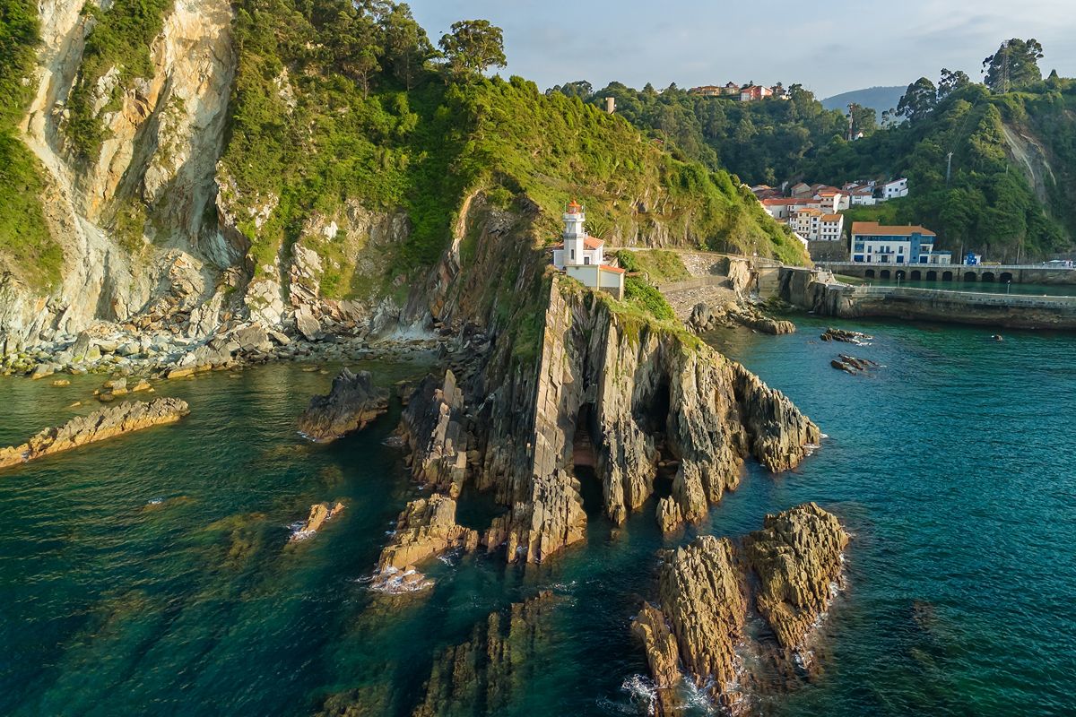 Anche la Spagna ha le sue Cinque Terre: questo borgo sul mare è la copia ideale di Manarola
