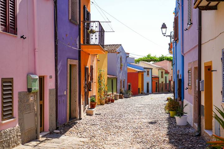 Sardegna, case colorate e l'unico fiume navigabile: alla scoperta del pittoresco borgo di Bosa