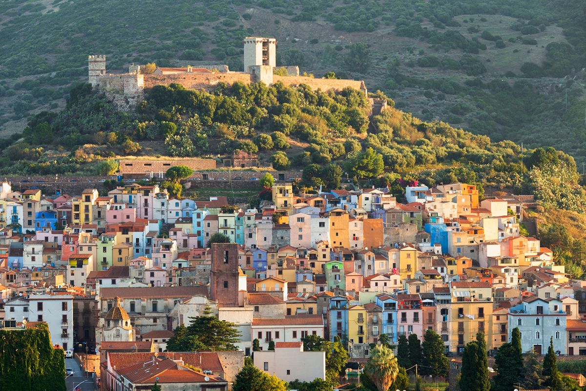 Sardegna, case colorate e l'unico fiume navigabile: alla scoperta del pittoresco borgo di Bosa