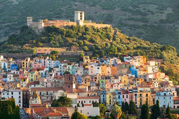 Sardegna, case colorate e l'unico fiume navigabile: alla scoperta del pittoresco borgo di Bosa