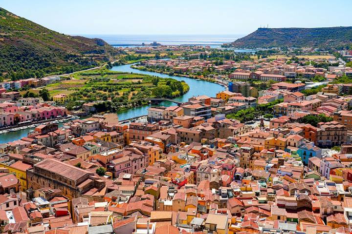 Sardegna, case colorate e l'unico fiume navigabile: alla scoperta del pittoresco borgo di Bosa