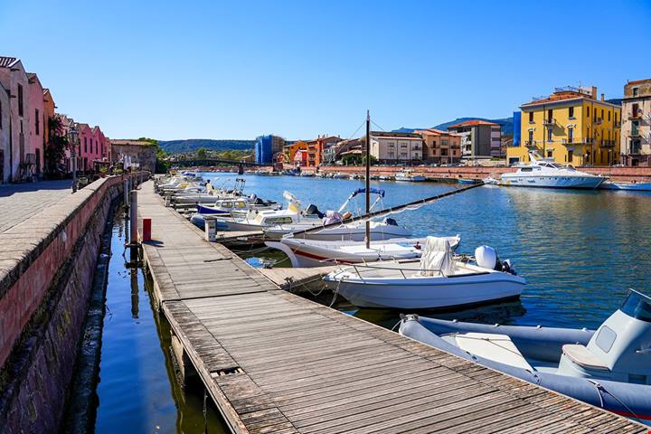 Sardegna, case colorate e l'unico fiume navigabile: alla scoperta del pittoresco borgo di Bosa