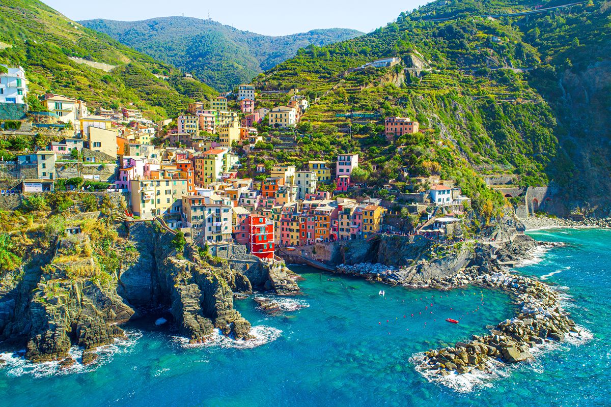 12 chilometri a picco sul mare: in Liguria c'è il sentiero panoramico più bello dell'estate italiana