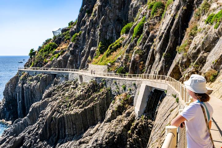 12 chilometri a picco sul mare: in Liguria c'è il sentiero panoramico più bello dell'estate italiana