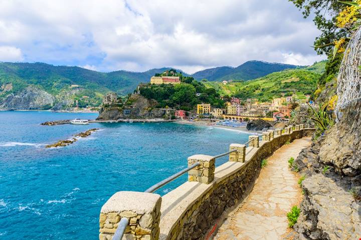 12 chilometri a picco sul mare: in Liguria c'è il sentiero panoramico più bello dell'estate italiana