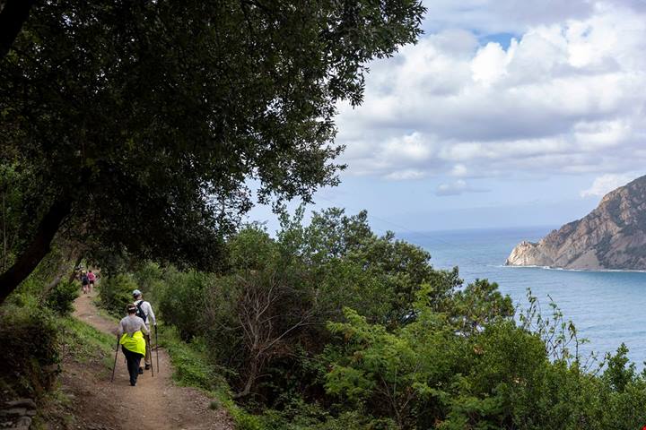 12 chilometri a picco sul mare: in Liguria c'è il sentiero panoramico più bello dell'estate italiana