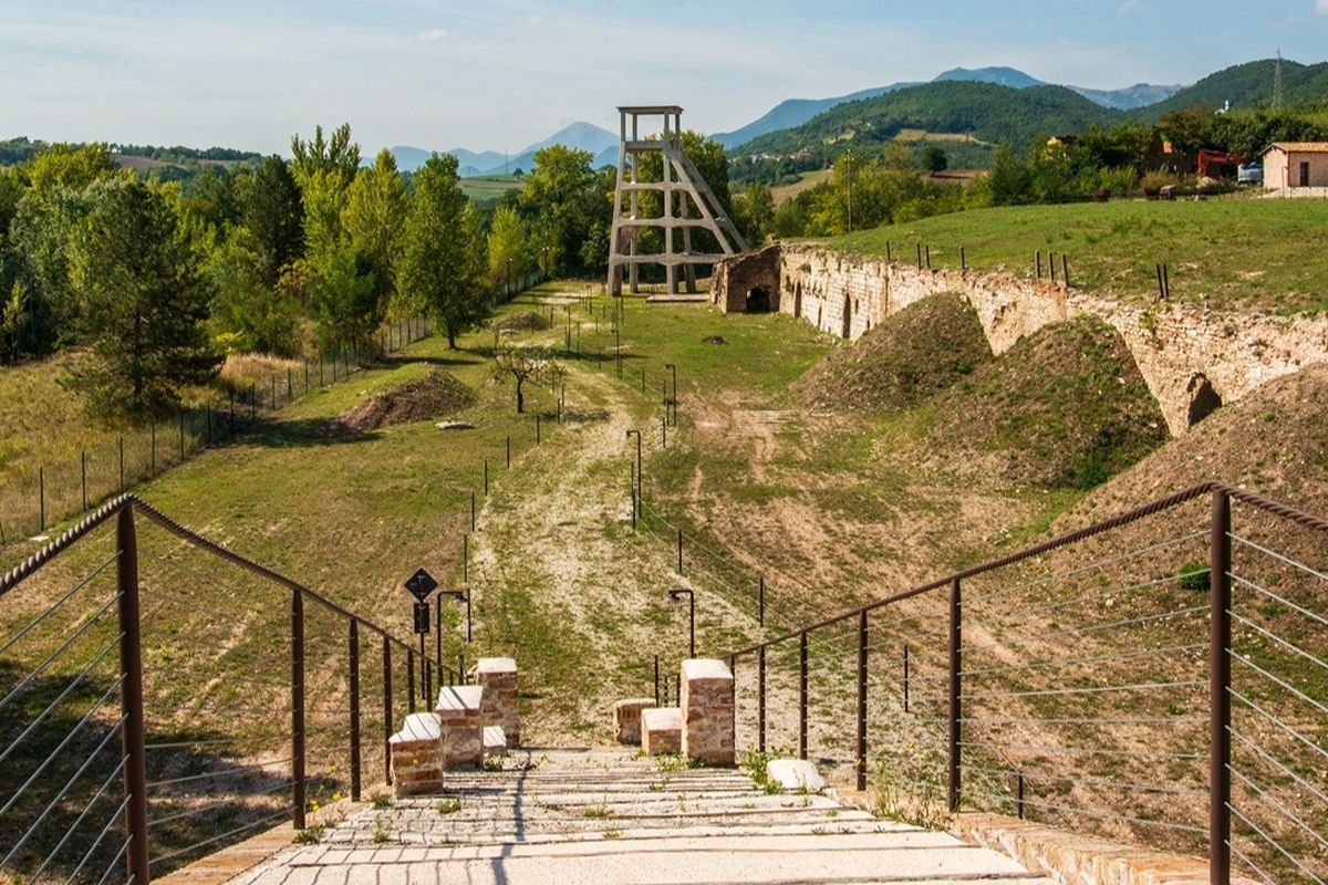 Marche, la storia della miniera di zolfo più grande d'Europa alle porte di una capitale dell'arte