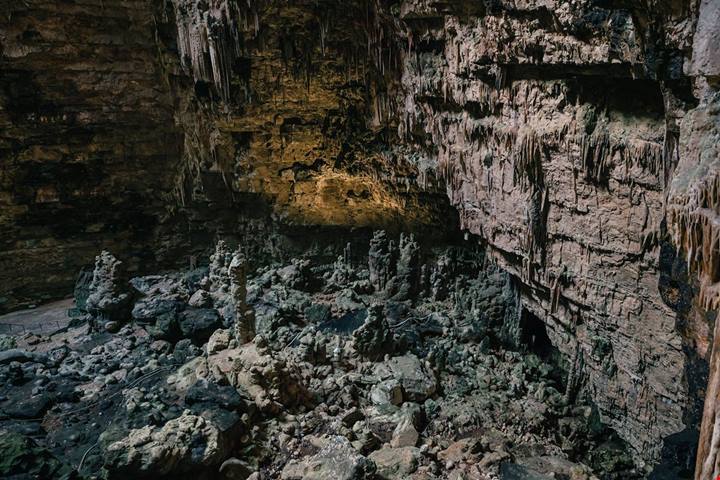 Per visitare queste grotte devi scendere fino a 70 metri sottoterra, ma la fatica sarà ripagata da uno scenario unico in Italia