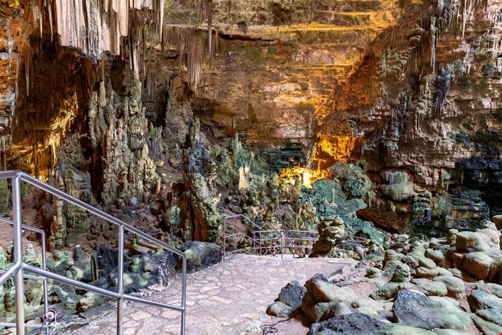 Per visitare queste grotte devi scendere fino a 70 metri sottoterra, ma la fatica sarà ripagata da uno scenario unico in Italia