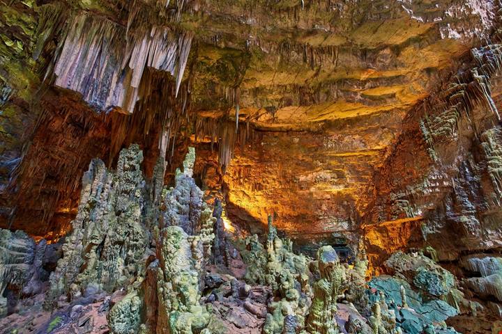 Per visitare queste grotte devi scendere fino a 70 metri sottoterra, ma la fatica sarà ripagata da uno scenario unico in Italia