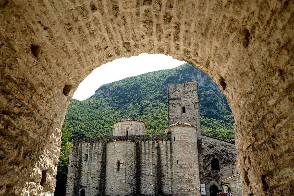 Marche, nel cuore del Parco di Frasassi c'è un'abbazia romanica nascosta tra le montagne e protetta dalla roccia