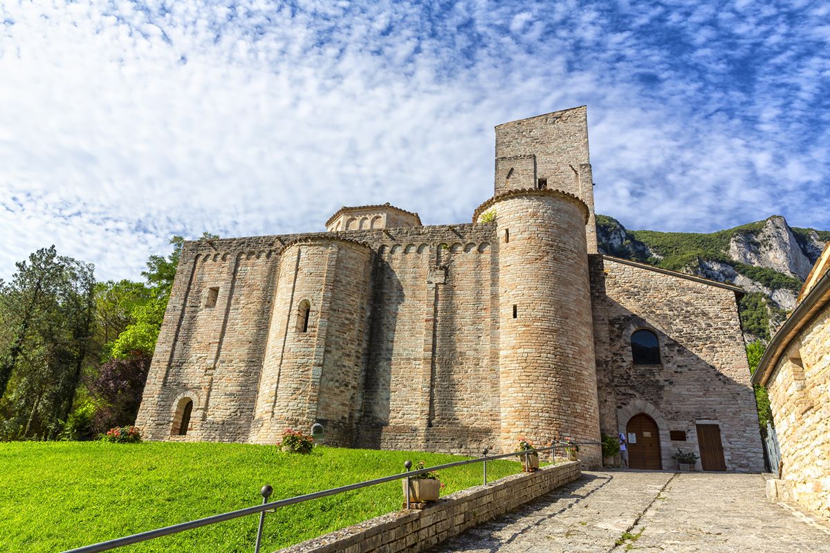 Marche, nel cuore del Parco di Frasassi c'è un'abbazia romanica nascosta tra le montagne e protetta dalla roccia