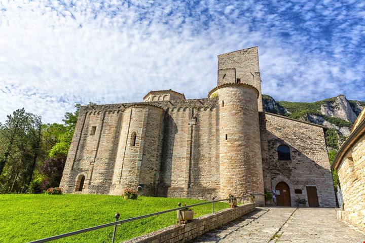 Marche, nel cuore del Parco di Frasassi c'è un'abbazia romanica nascosta tra le montagne e protetta dalla roccia
