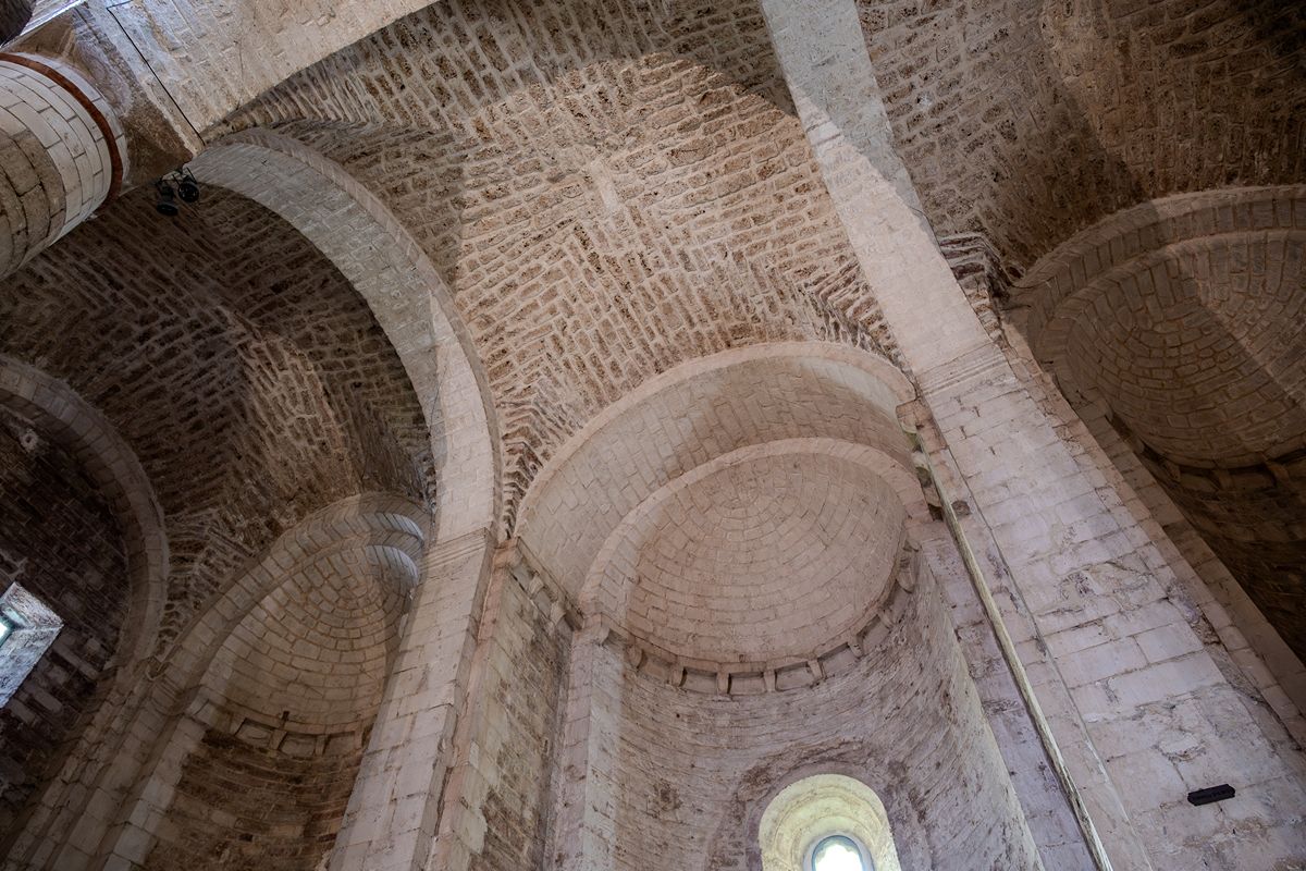 Marche, nel cuore del Parco di Frasassi c'è un'abbazia romanica nascosta tra le montagne e protetta dalla roccia