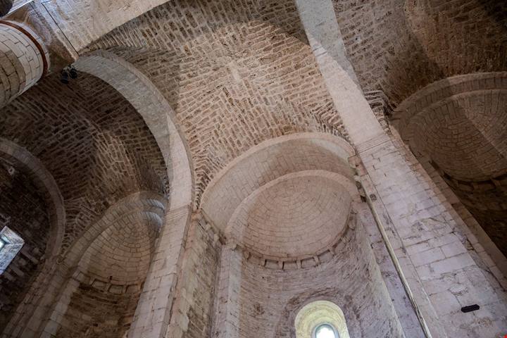 Marche, nel cuore del Parco di Frasassi c'è un'abbazia romanica nascosta tra le montagne e protetta dalla roccia