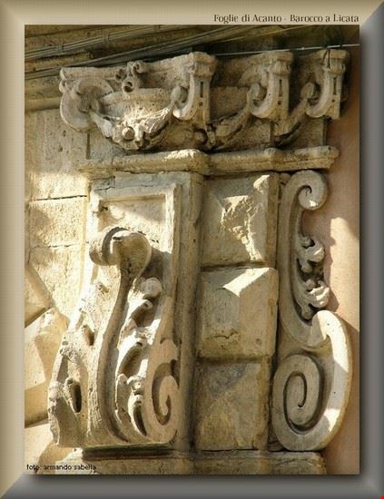  Particolare della facciata di un palazzo barocco oggi sede di una Banca - Riporta la foglia di Acanto, pianta tipica di questa fascia del Mediterraneo armando sabella armando sabella