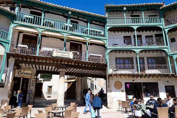 234 balconi che dominano una piazza ovale: questo piccolo borgo ospita da 200 anni un capolavoro dell'arte
