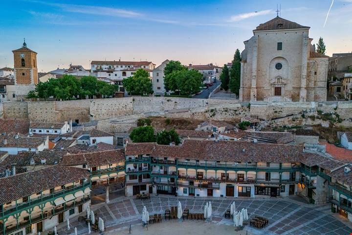 234 balconi che dominano una piazza ovale: questo piccolo borgo ospita da 200 anni un capolavoro dell'arte