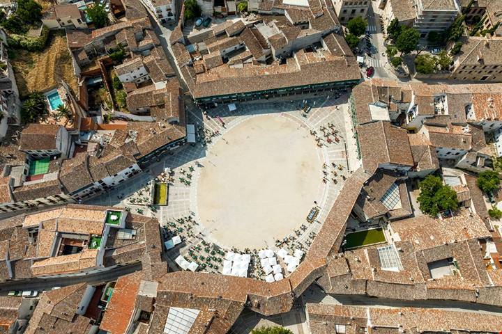 234 balconi che dominano una piazza ovale: questo piccolo borgo ospita da 200 anni un capolavoro dell'arte