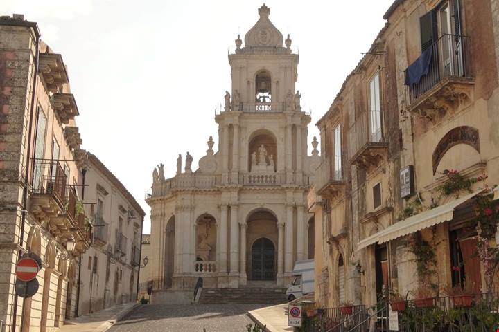 Sicilia, il gioiello barocco senza folla che unisce chiese patrimonio UNESCO e un antico teatro greco