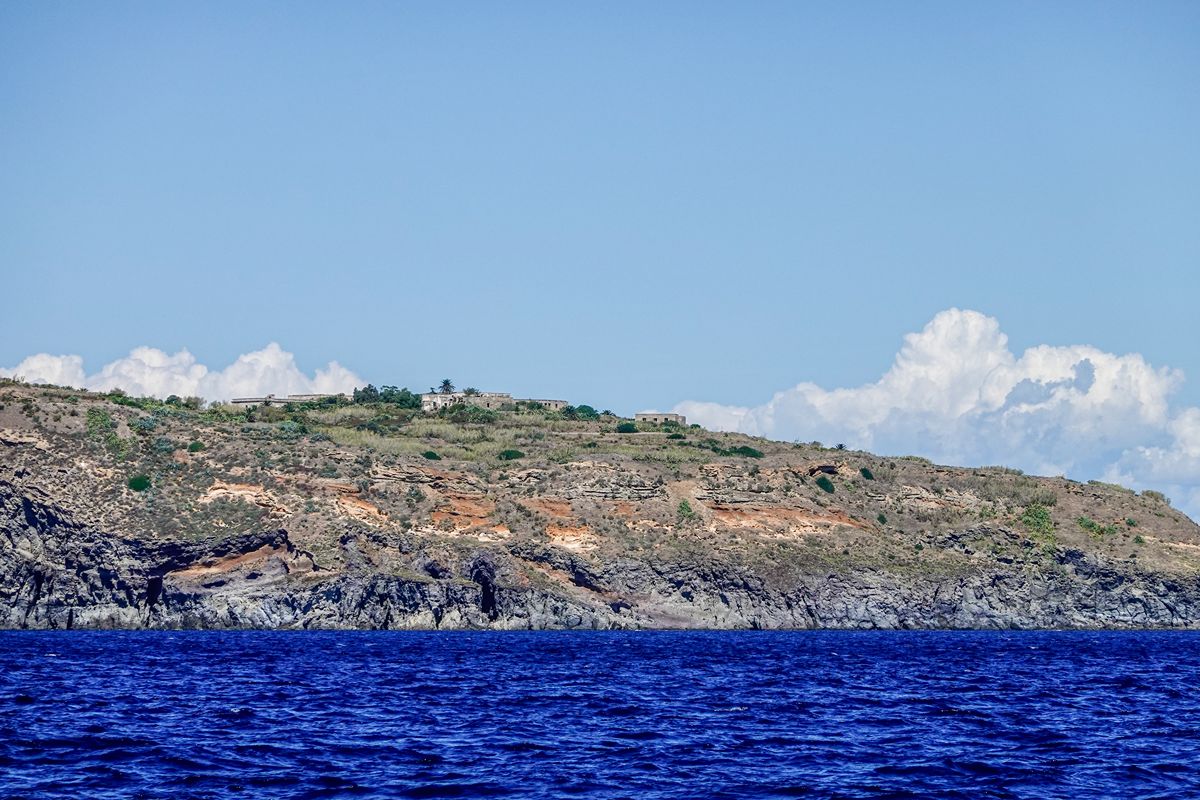 Nel cuore del Tirreno c'è un'isola selvaggia che custodisce un antico (e storico) carcere a forma di ferro di cavallo