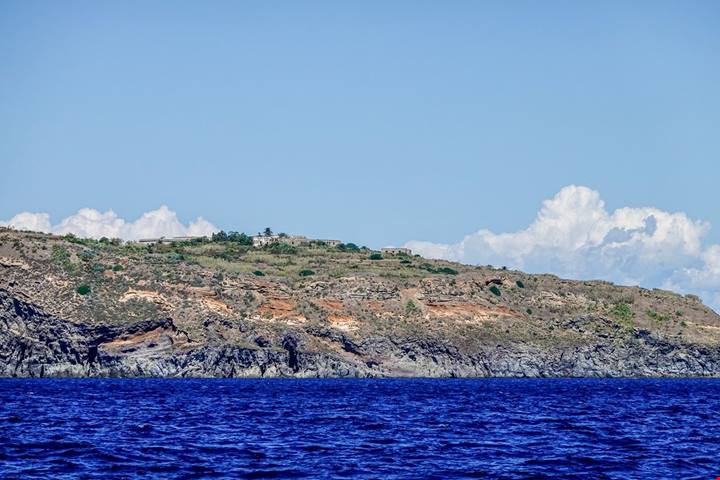 Nel cuore del Tirreno c'è un'isola selvaggia che custodisce un antico (e storico) carcere a forma di ferro di cavallo